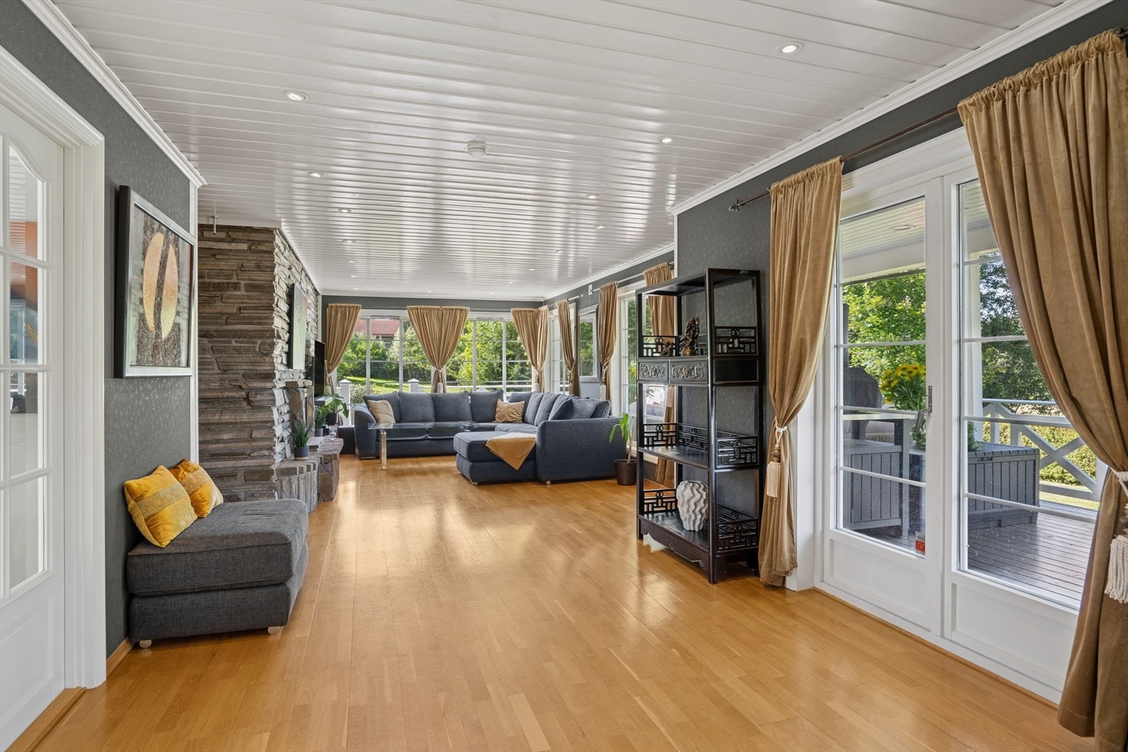 Downlights i taket. Det er utgang til solrik terrasse fra stuen. Galleribilde