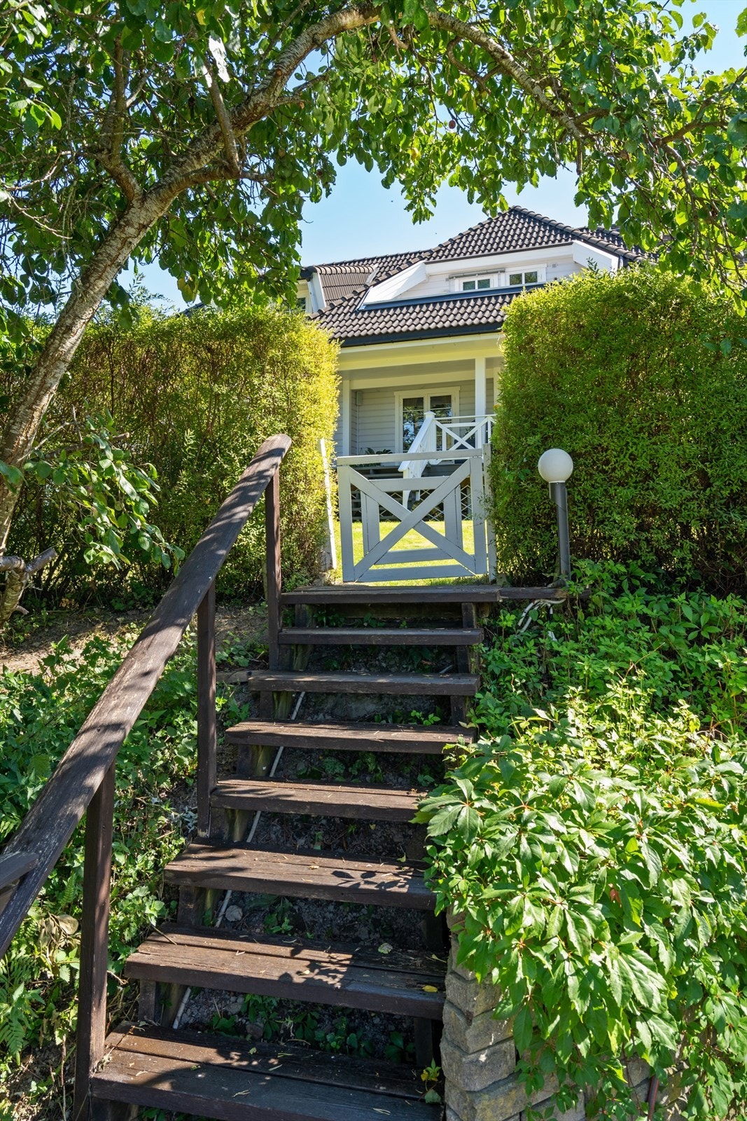 Fra tomten er etablert trapp ned mot en ytterligere terrasse. Galleribilde