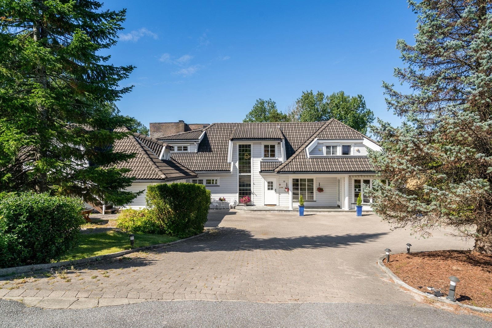 Det er god plass til parkering av ytterligere kjøretøy på den store steinbelagte gårdsplassen. Galleribilde