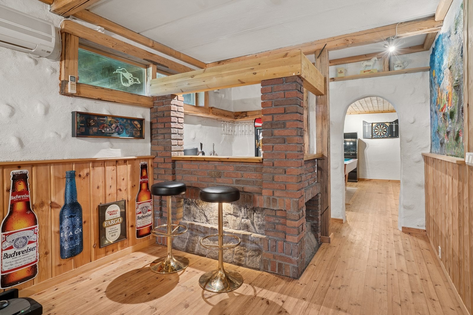 Den store kjellerstuen er oppdelt i flere soner, med barløsning i midten. Galleribilde