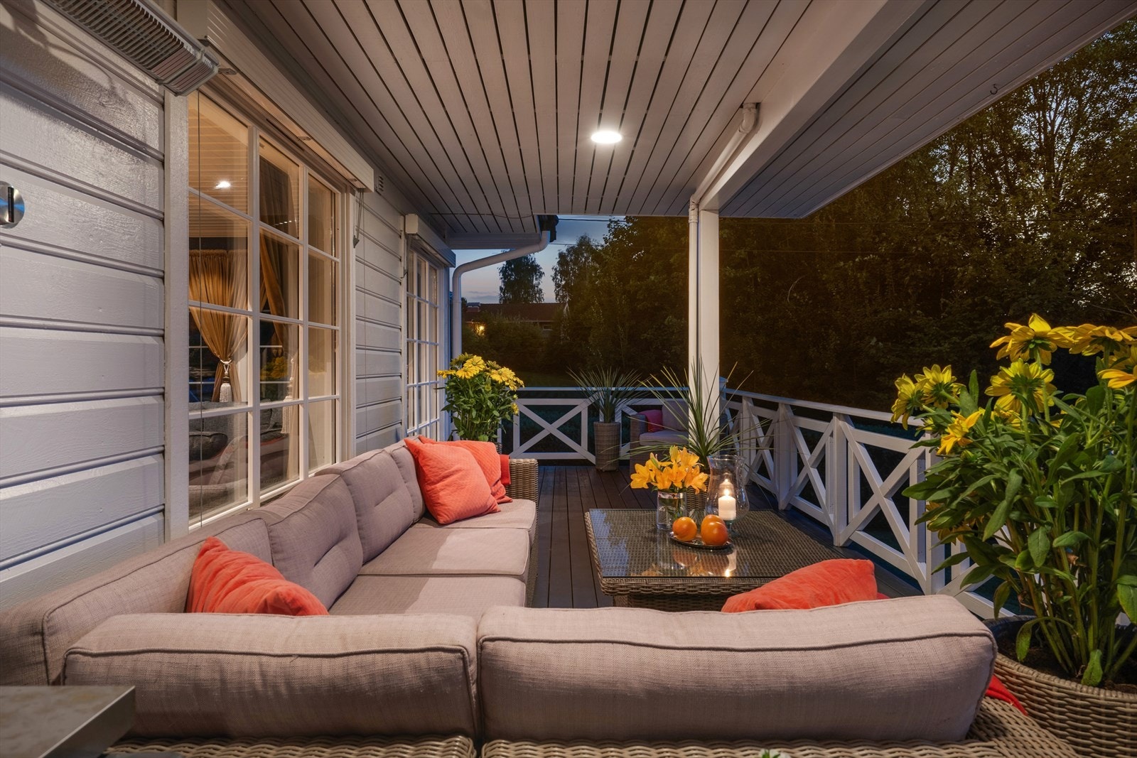 Kveldsstemning på terrassen. Galleribilde