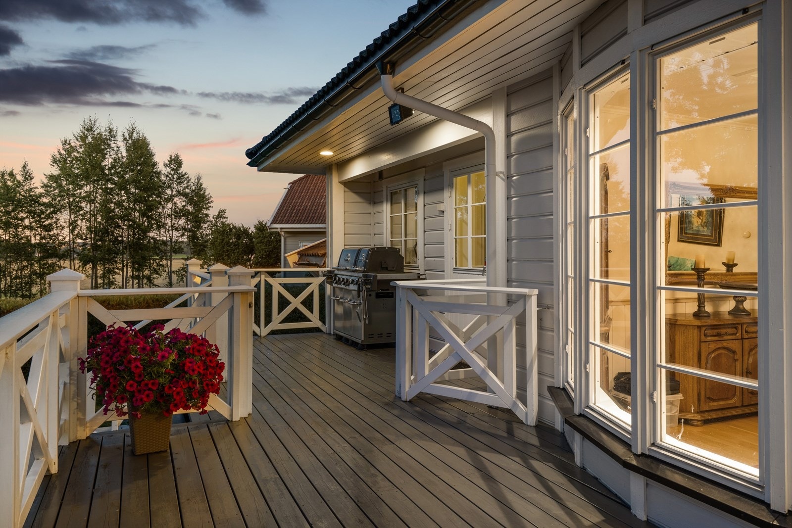 Kveldsstemning på terrassen. Galleribilde