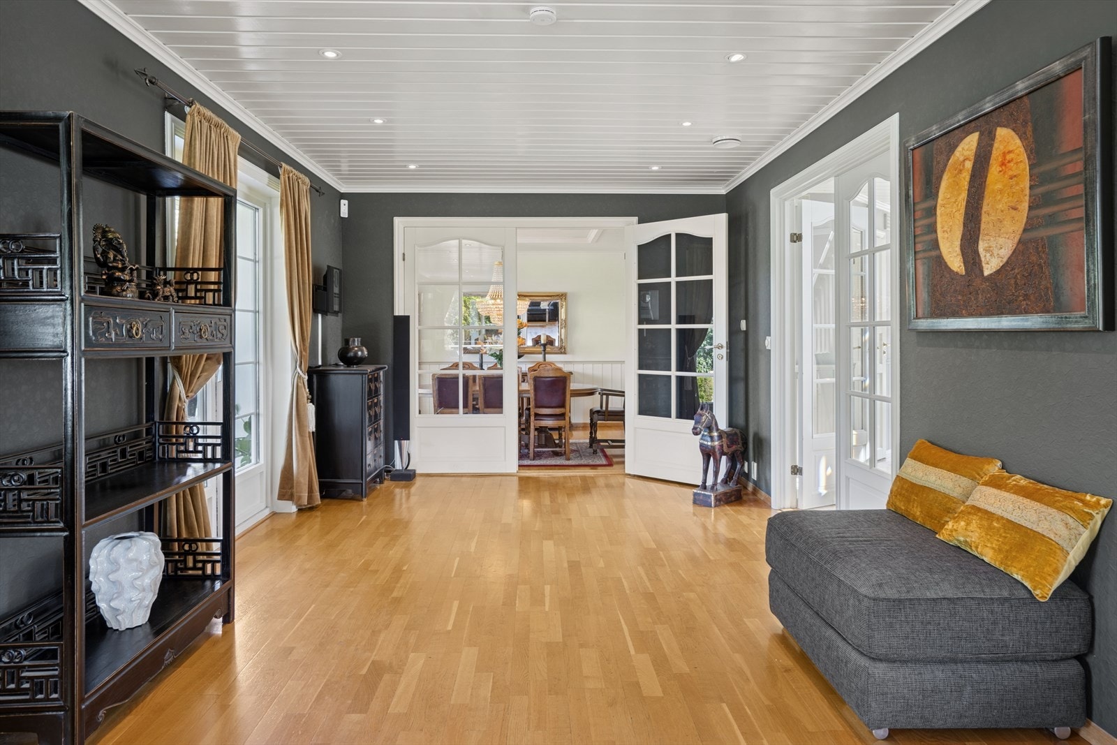 Stuen mot spisestuen. Legg merke til fløydørene som gir lysgjennomgang mellom rommene. Galleribilde