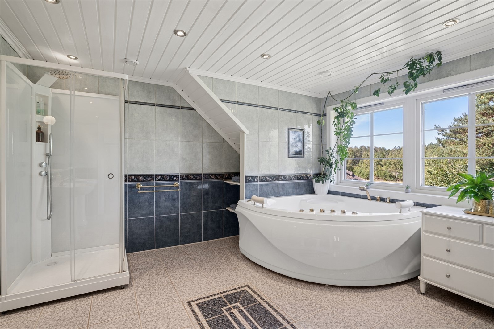 Badet i loftetasjen er fra byggeåret. Gulvet er flislagt og har vannbåren gulvvarme. Downligts i tak. Galleribilde