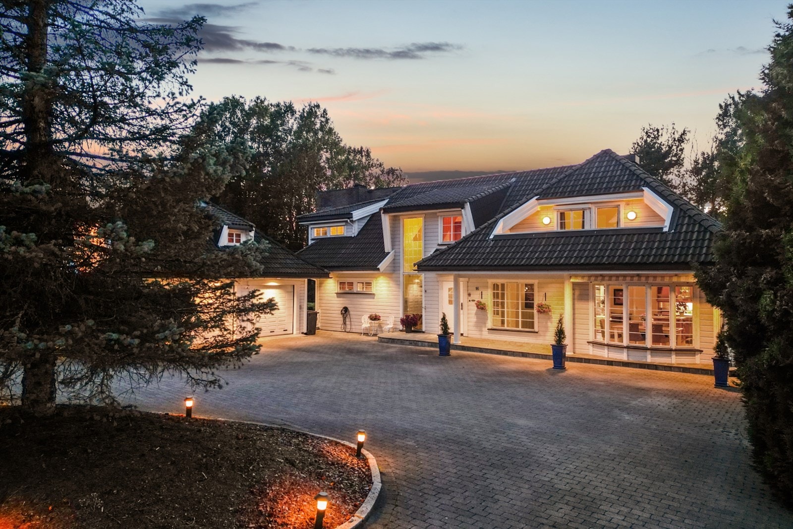 Kveldsstemning på gårdsplassen. Galleribilde