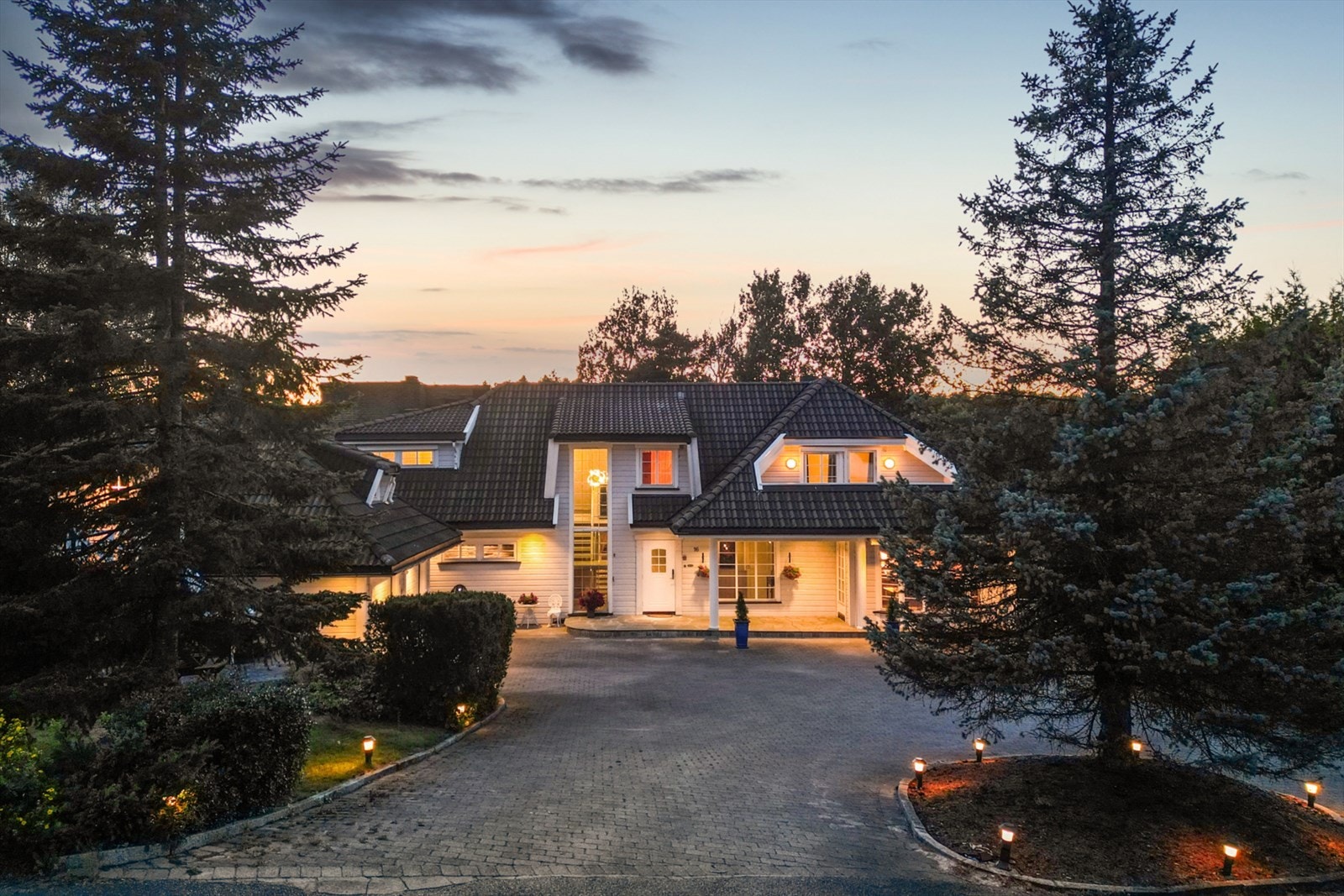 Kveldsstemning på den flotte steinbelagte gårdsplassen. Galleribilde