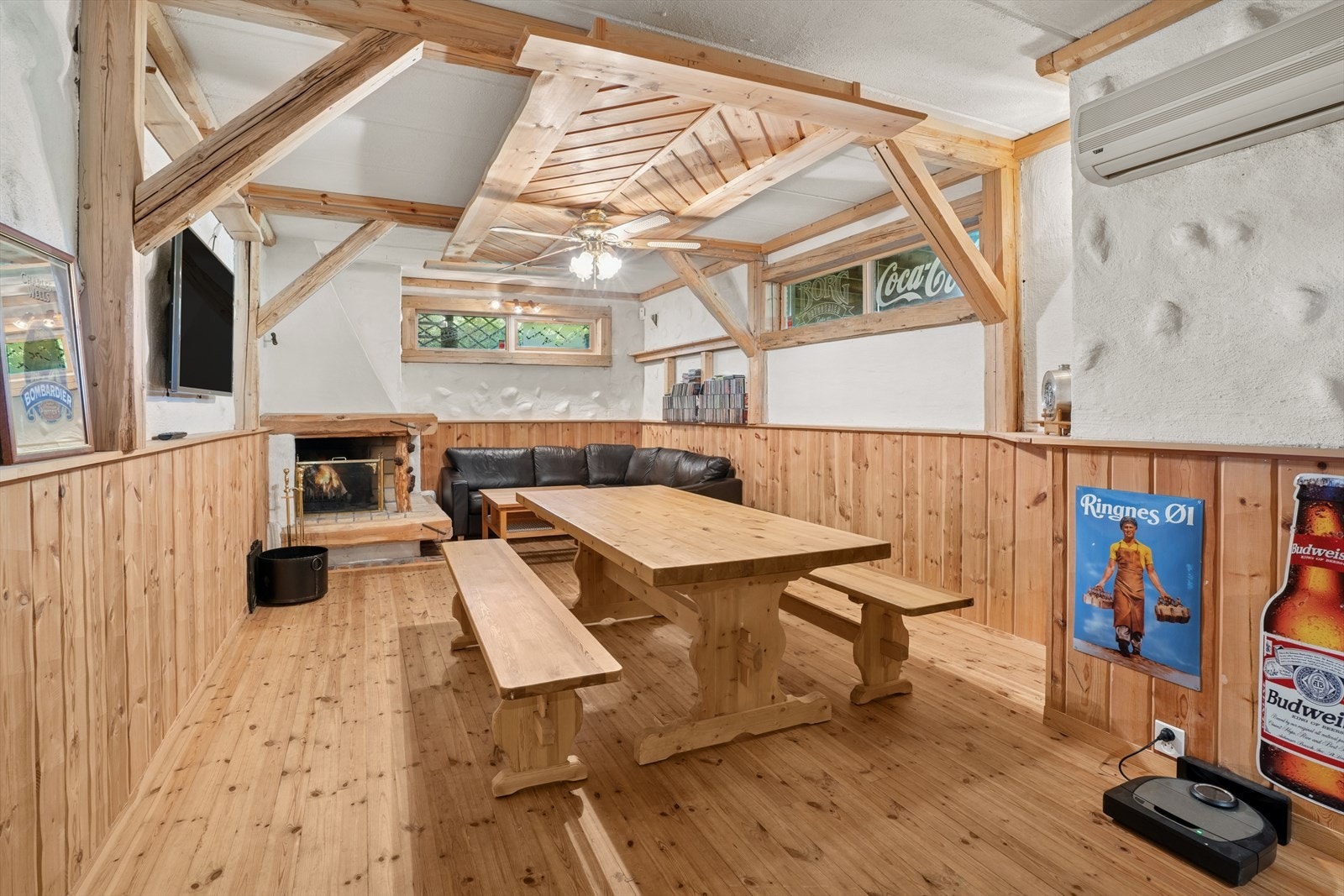 I kjelleren er det stor peisestue, trimrom, toalettrom og rikelig med bodplass. Galleribilde