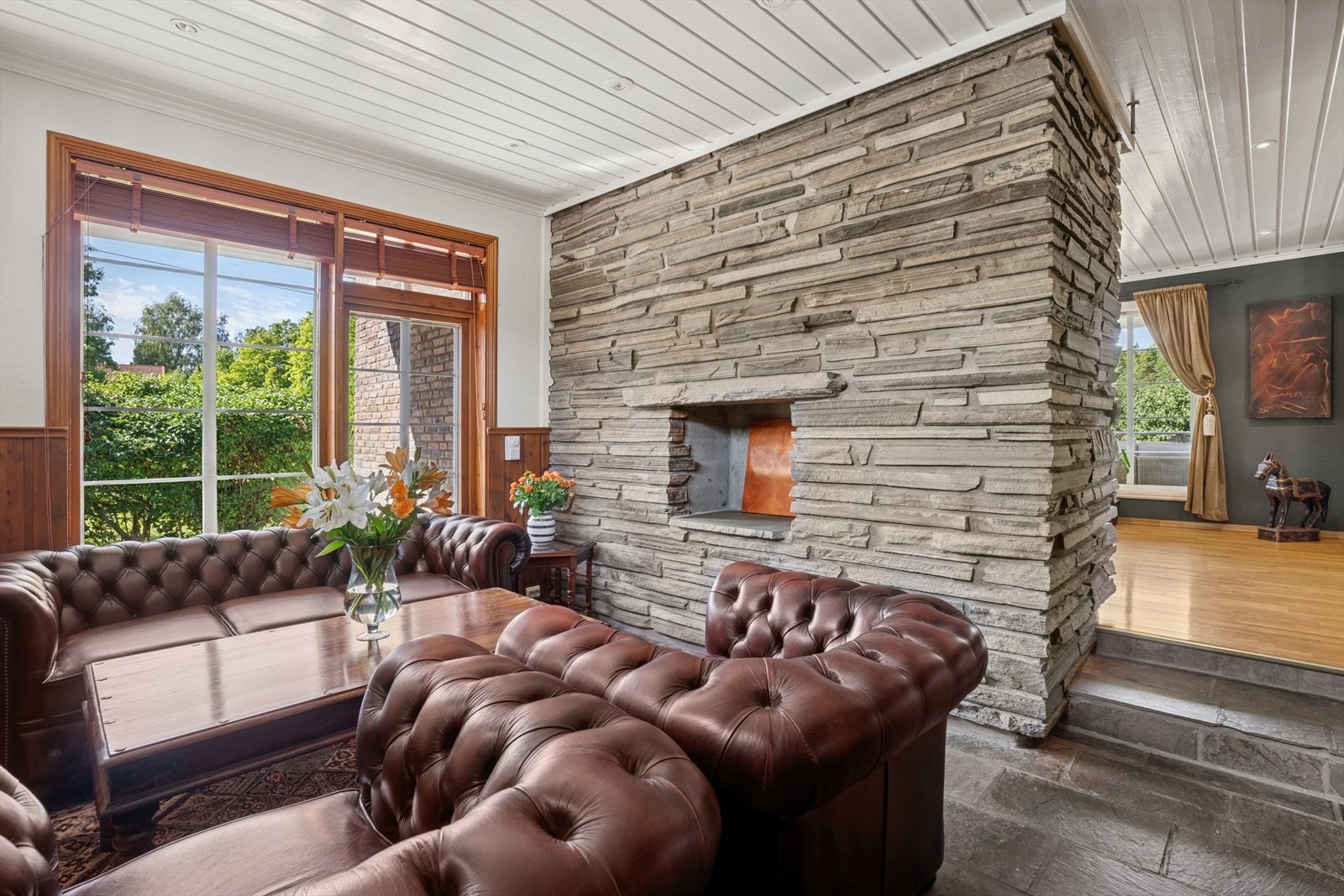 Her er det videreføring av skiferstein på gulvet. Det er vannbåren gulvvarme i alle rom i hele 1. etasje. Galleribilde