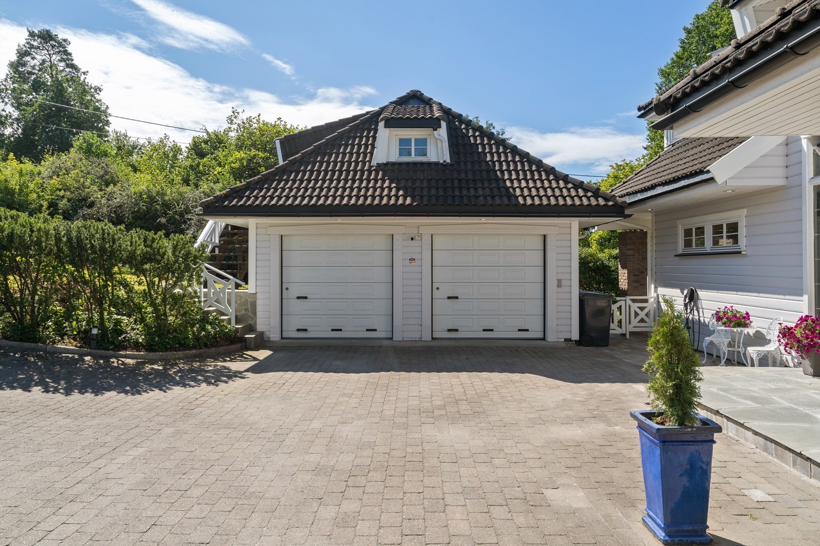 Garasjen er på hele 55 m². Loftsetasjen på garasjen er innredet med stue/kjøkken og bad som ikke er godkjent. Se pkt. Ferdigattest i salgsoppgaven. Galleribilde