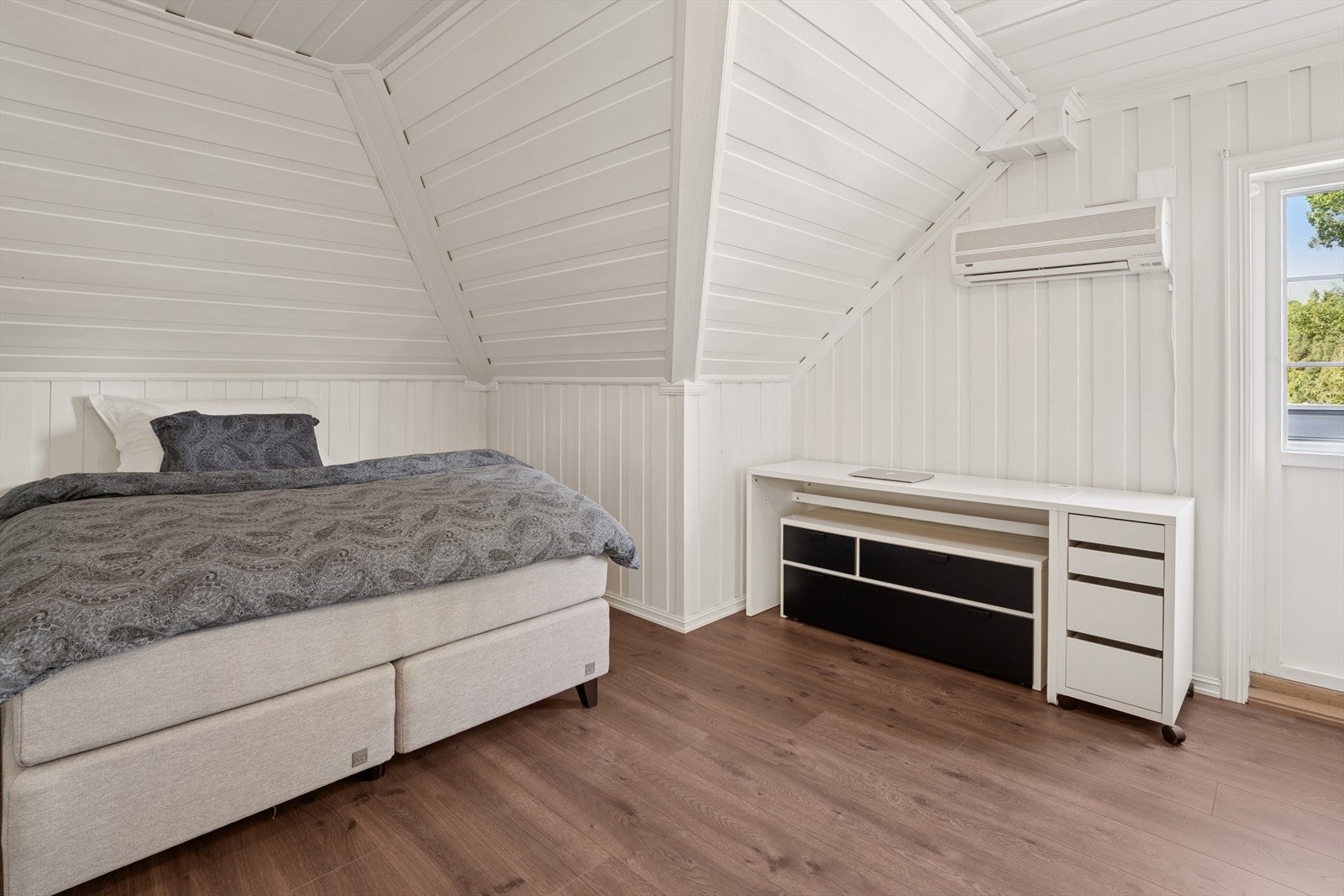 Soverom 2 med utgang til en 10 m² stor balkong. Galleribilde