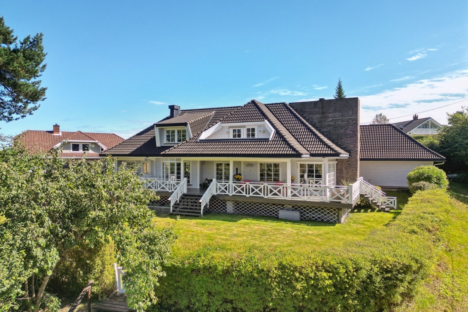 Det er fin hekk rundt hagen. Tomtegrensen går ca. ved hekken. Galleribilde