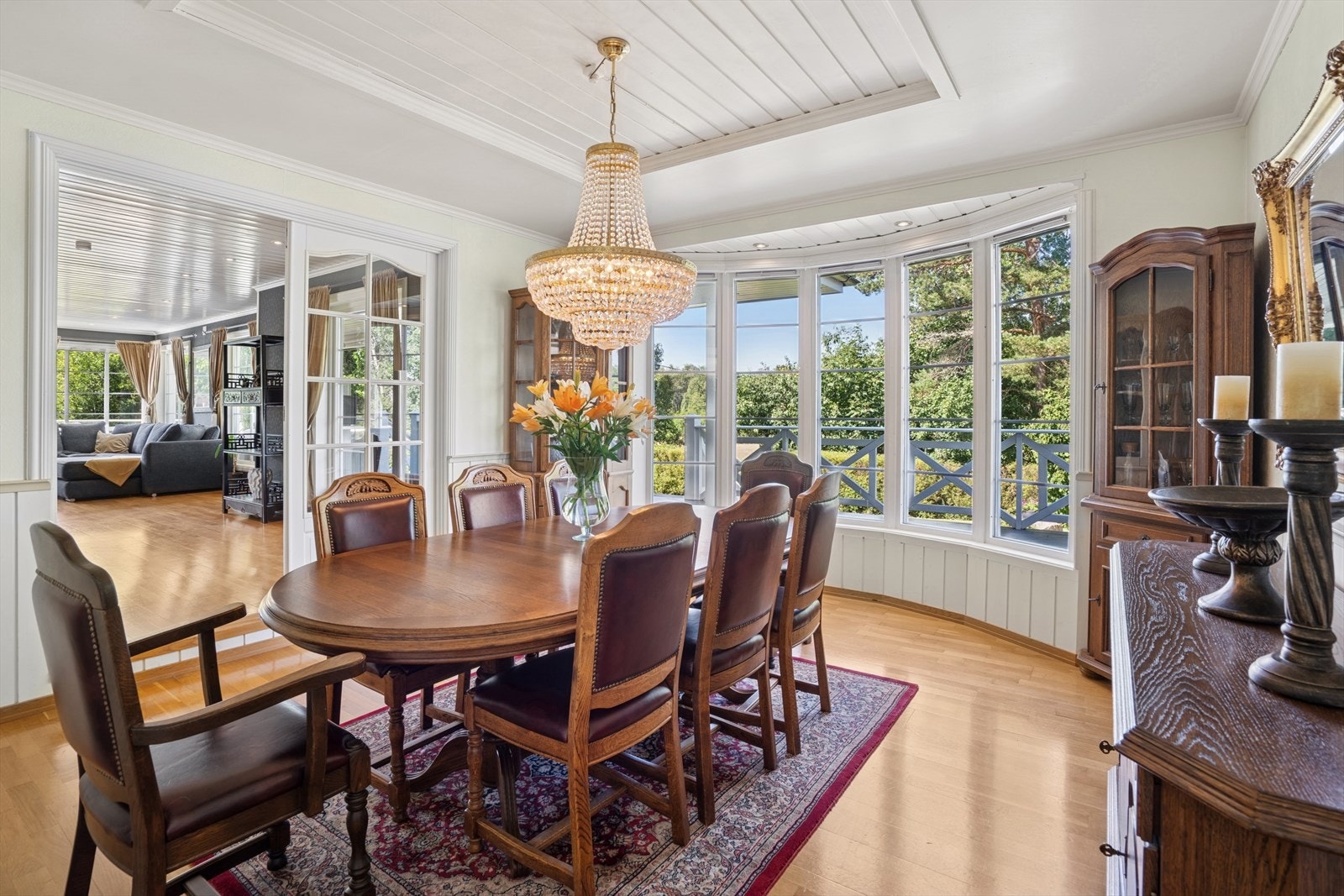 Spisestuen er et nydelig rom med karnapp. Her er det plass til en virkelig stor spisestueløsning. Legg merke til listverket i taket. Galleribilde