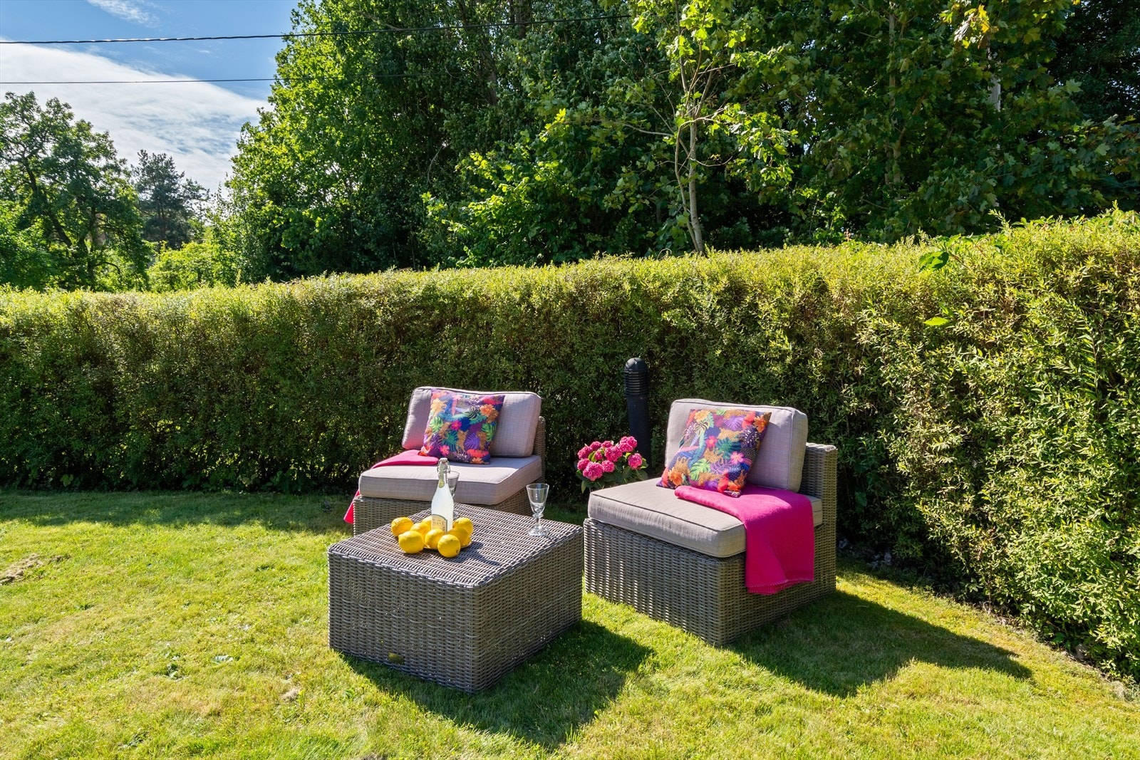 Det er fin bruksplen på den ene siden av huset. Utebelysning gir en spesiell atmosfære. Galleribilde