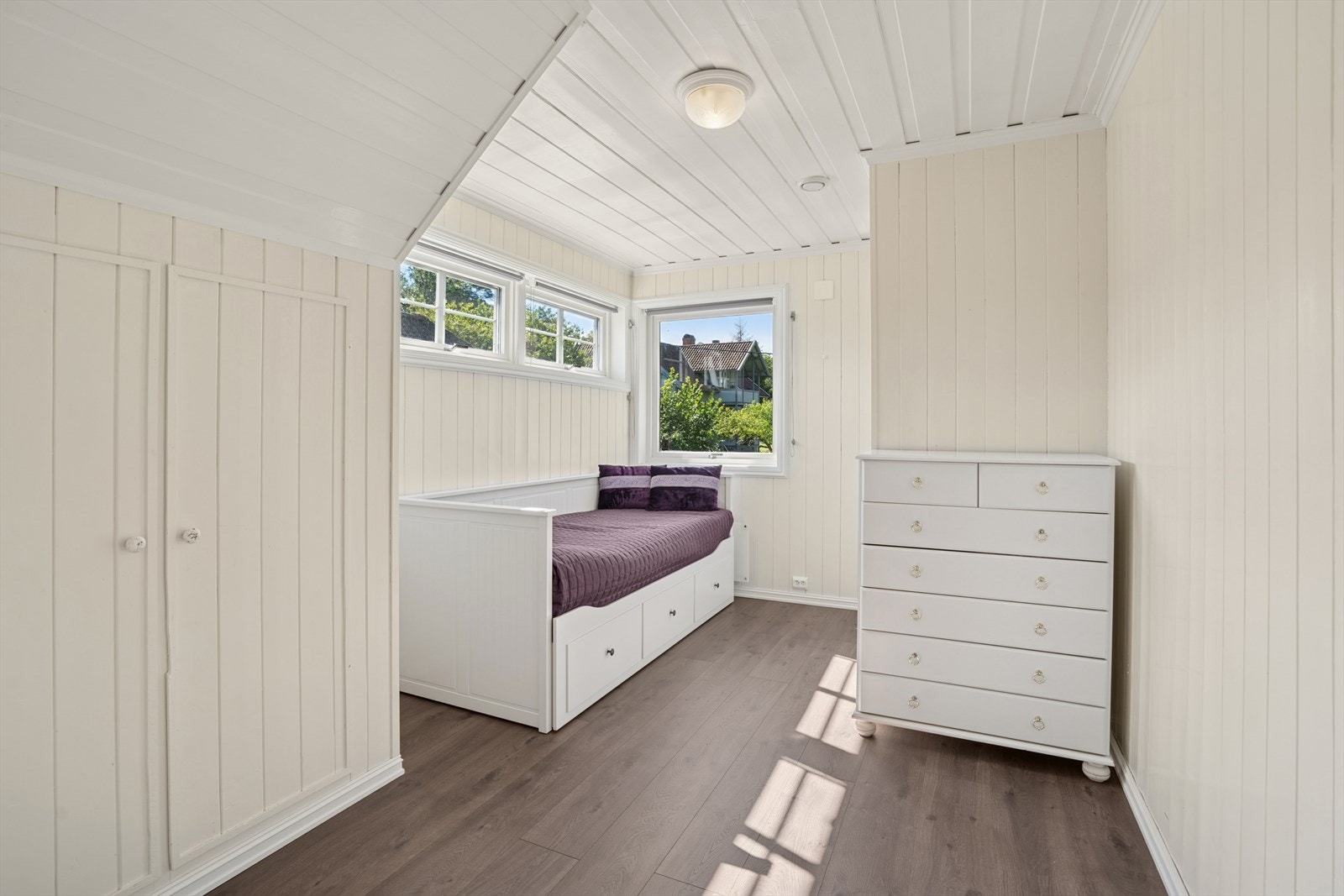 Soverom 3 har integrert skapløsning i knevegg. Galleribilde