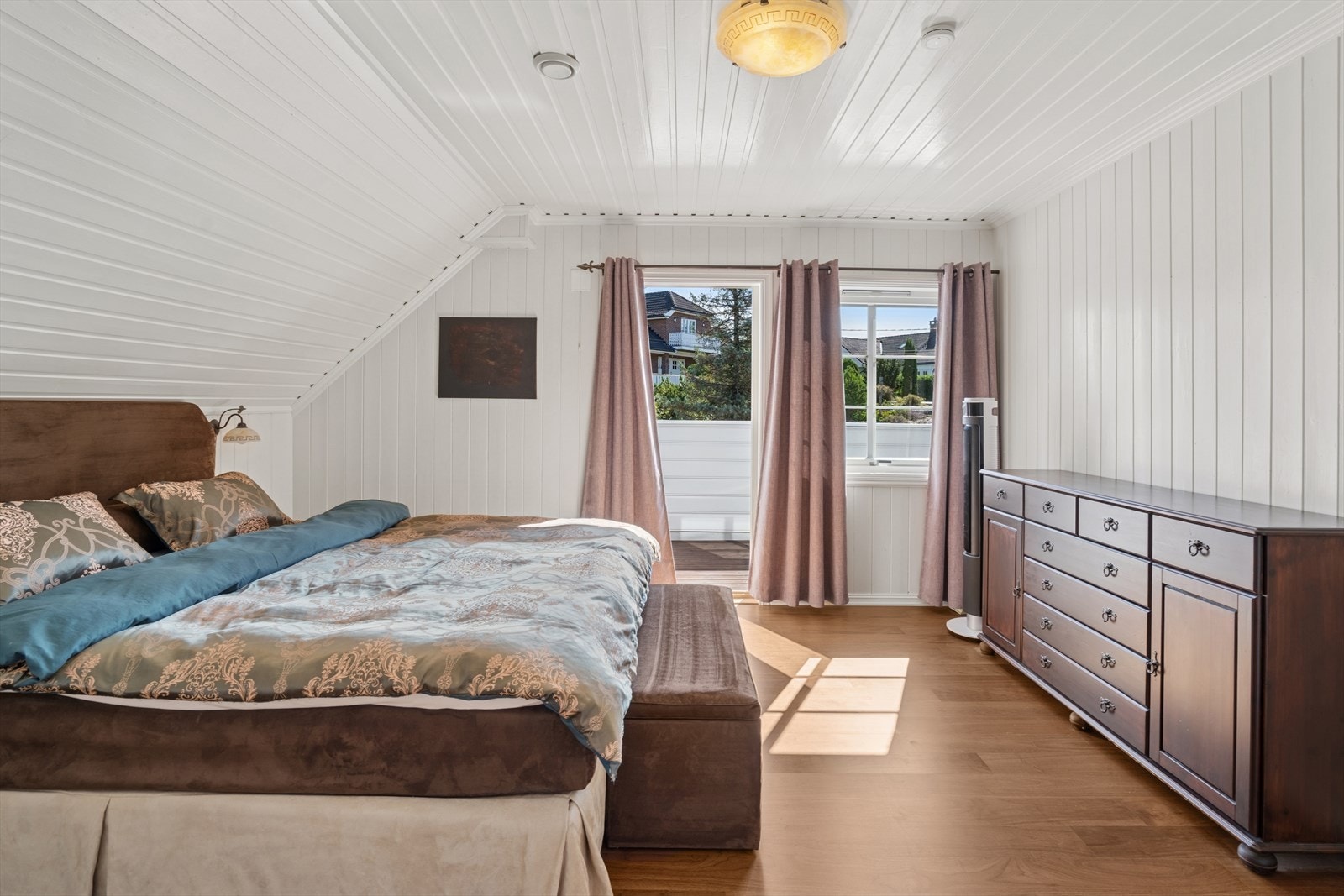 Fra hovedsoverommet er det inngang til badet via praktisk omkledningsrom / garderoberom og utgang til en 10 stor balkong. Galleribilde