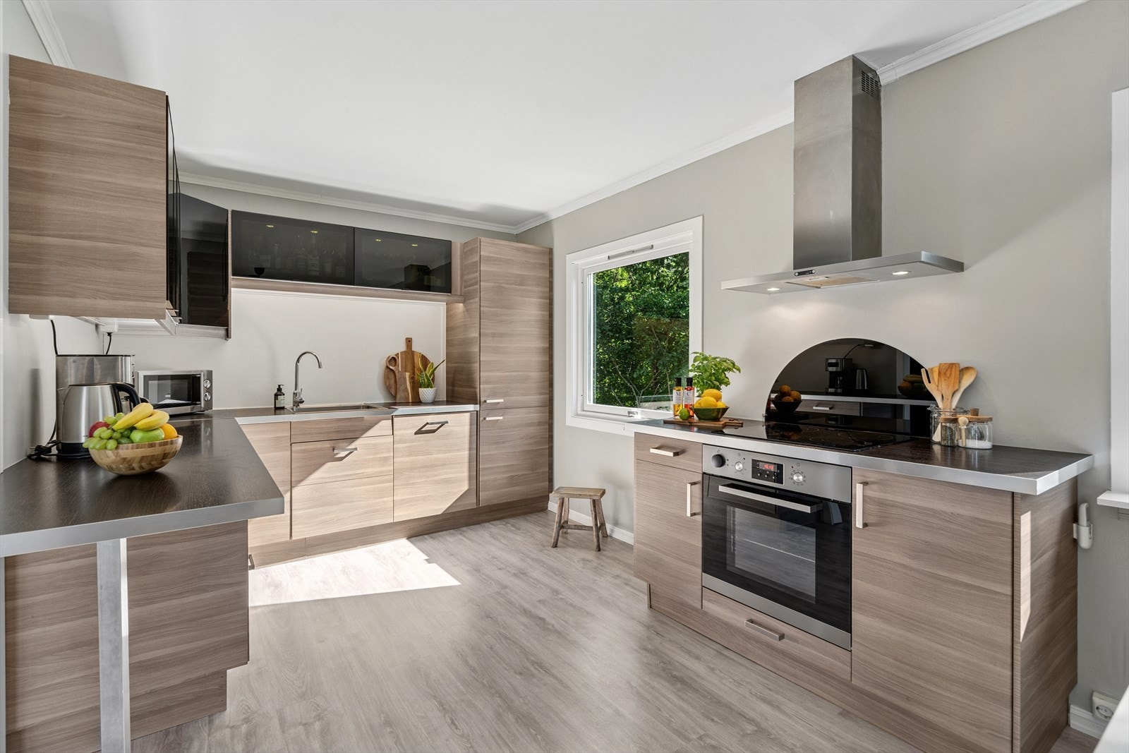 IKEA kjøkkeninnredning fra 2015 med integrert stekeovn, platetopp, oppvaskmaskin og kjøleskap. Galleribilde