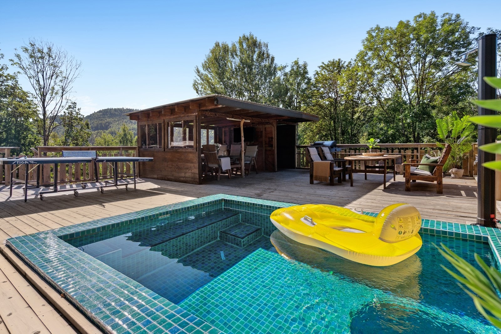 Stor solrik terrasse på til sammen 185 kvm Galleribilde