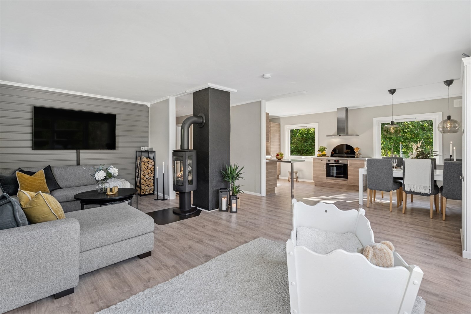 Stuen har god plass til både spisestue og sofagruppe Galleribilde