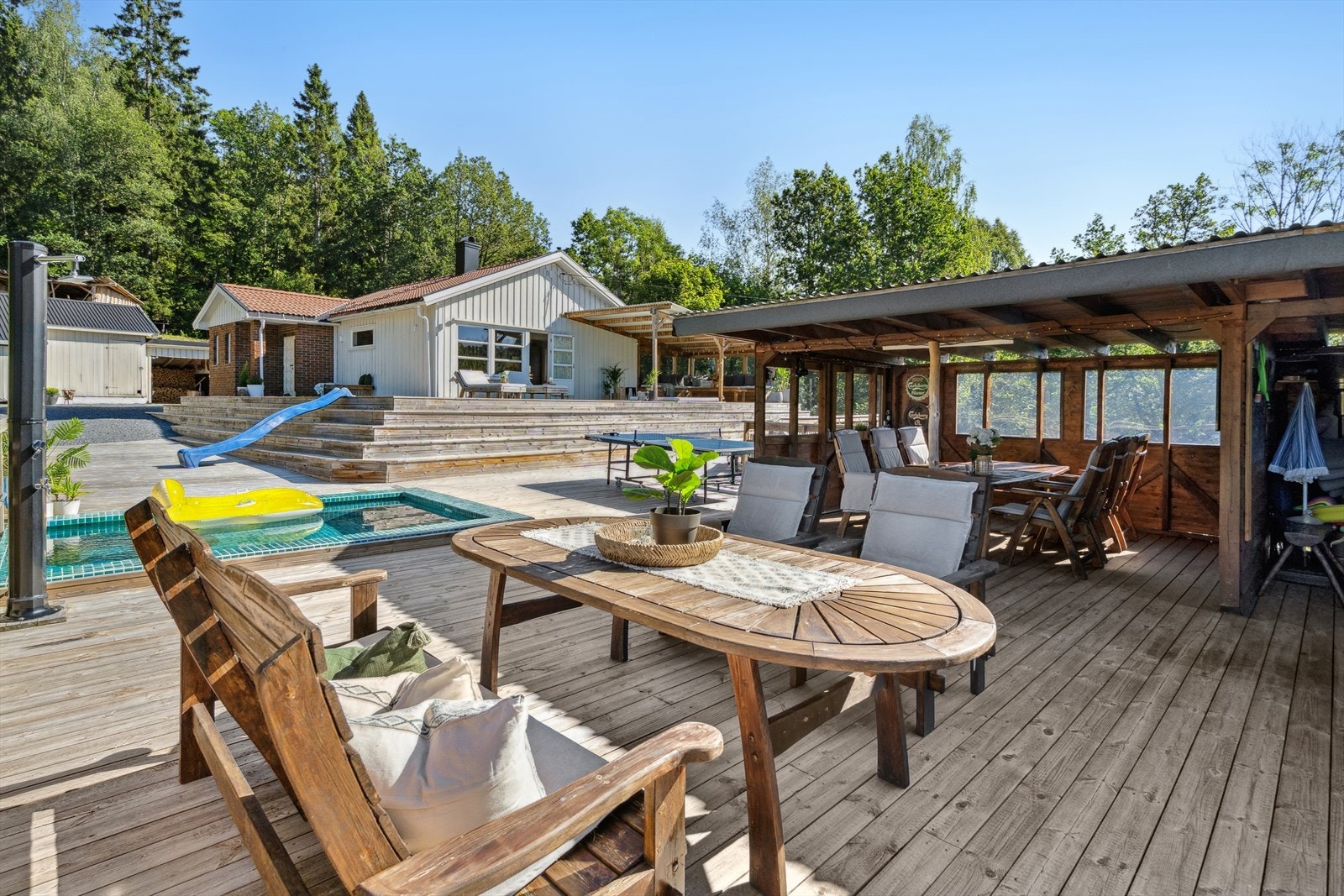 Eiendommen har flere flotte sitteplasser på terrassen Galleribilde