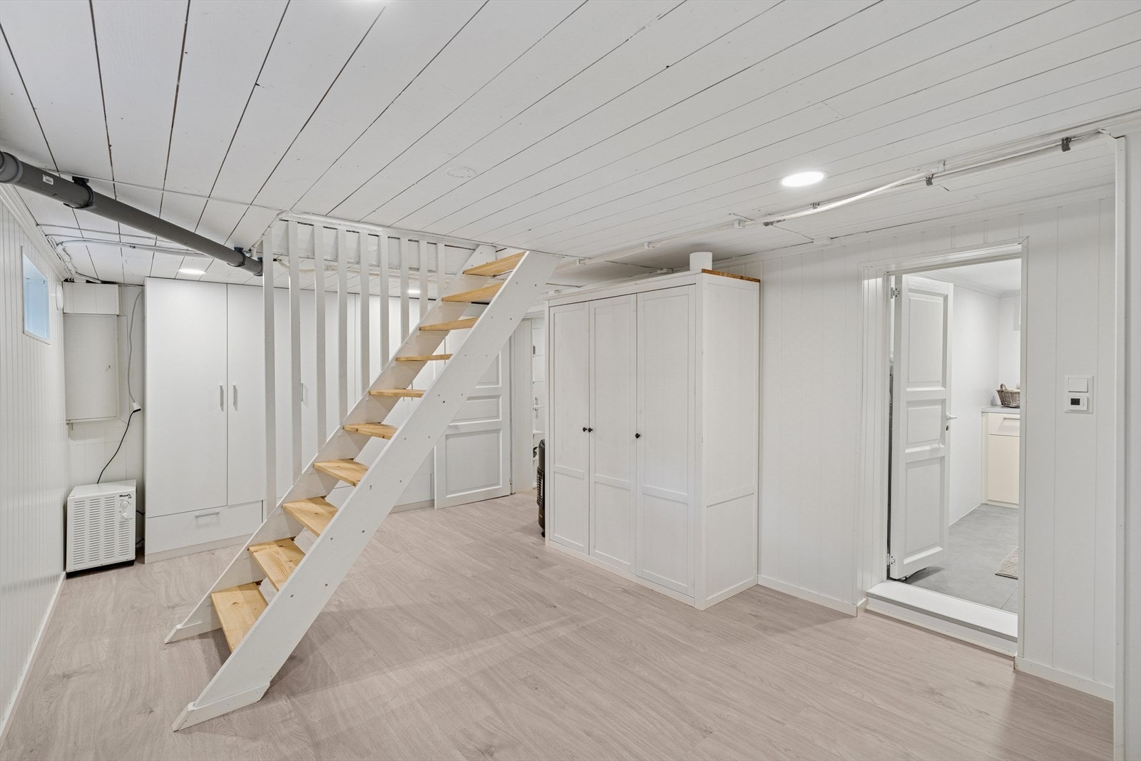 Kjellerstue med medfølgende garderobeskap Galleribilde