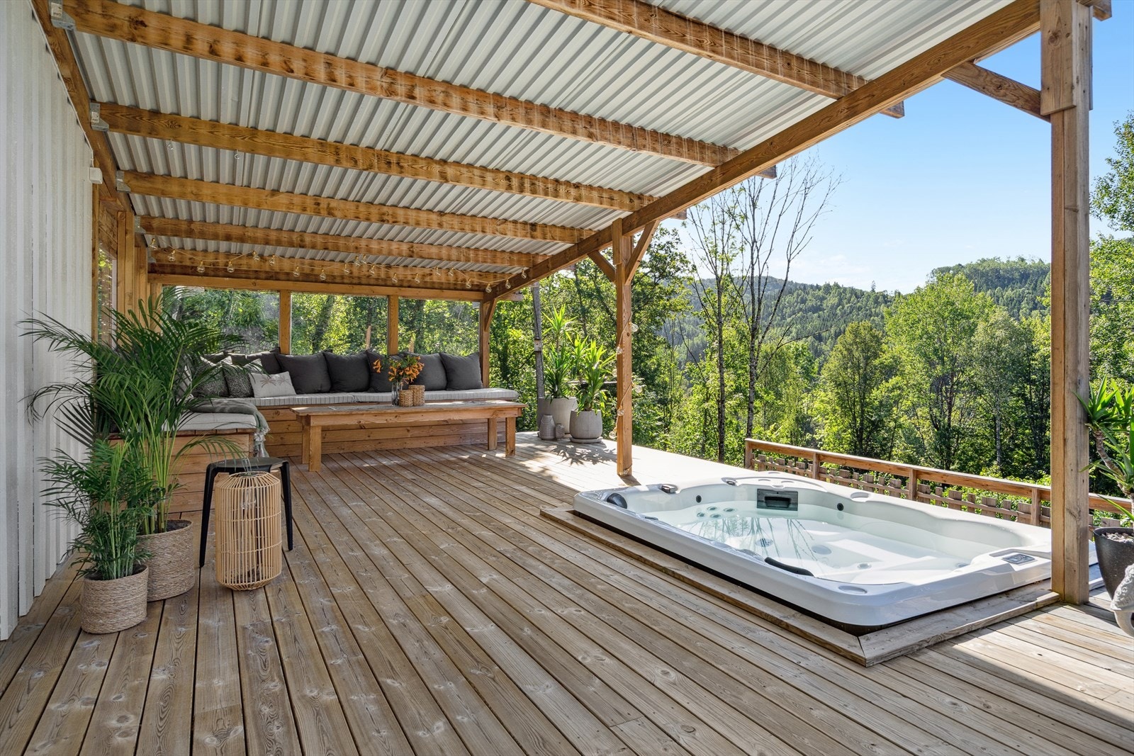 På terrassen er det både basseng og jaquzzi Galleribilde