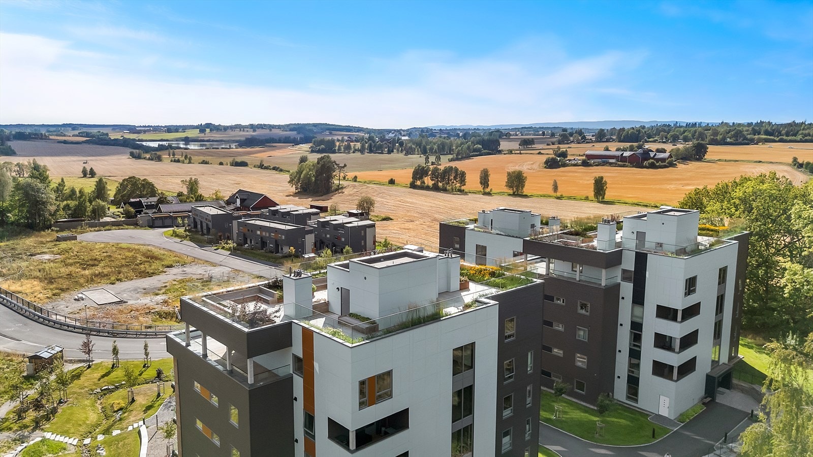 Leiligheten har svært attraktiv beliggenhet i et nyetablert område med landlige omgivelser, og kort vei til Ski Sentrum. Galleribilde