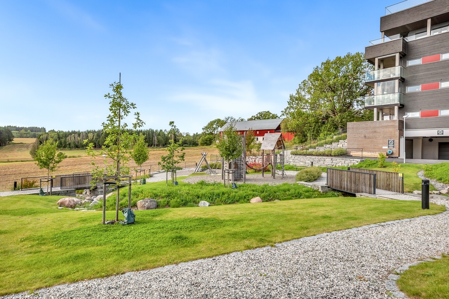 Fellesområdene er pent opparbeidet med grønt arealer, lekeplasser, asfalterte internveier og støttemurer i stein. Galleribilde