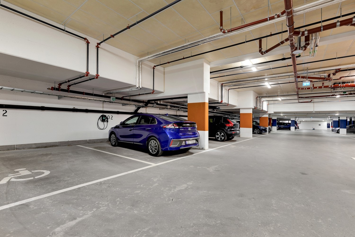 Ankommer du med bil, kan du parkere i garasjeanlegget, hvor leiligheten disponerer to plasser. En av plassene har elbil-lader. Galleribilde