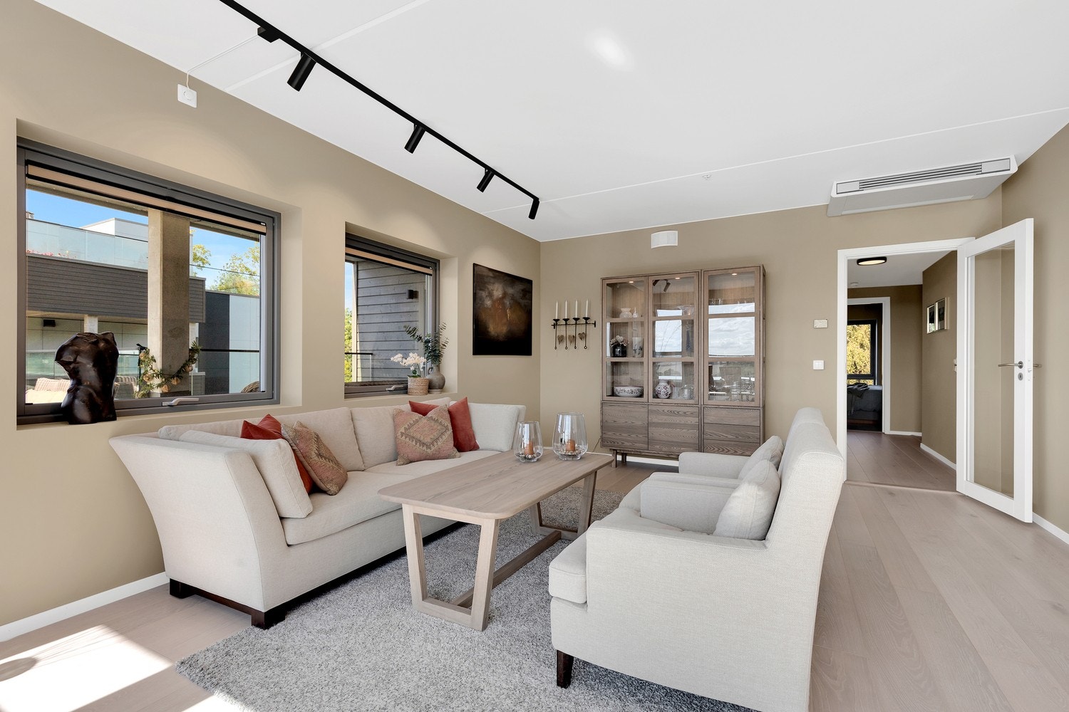 Gode kvaliteter, moderne innredninger og delikate fargevalg er gjennomgående i hele leiligheten. På gulvet er det 1 stavs parkett og leiligheten blir varmet opp med vannbåren gulvvarme samt varmekonvektorer, en i stue og en i entré/ gang. Galleribilde