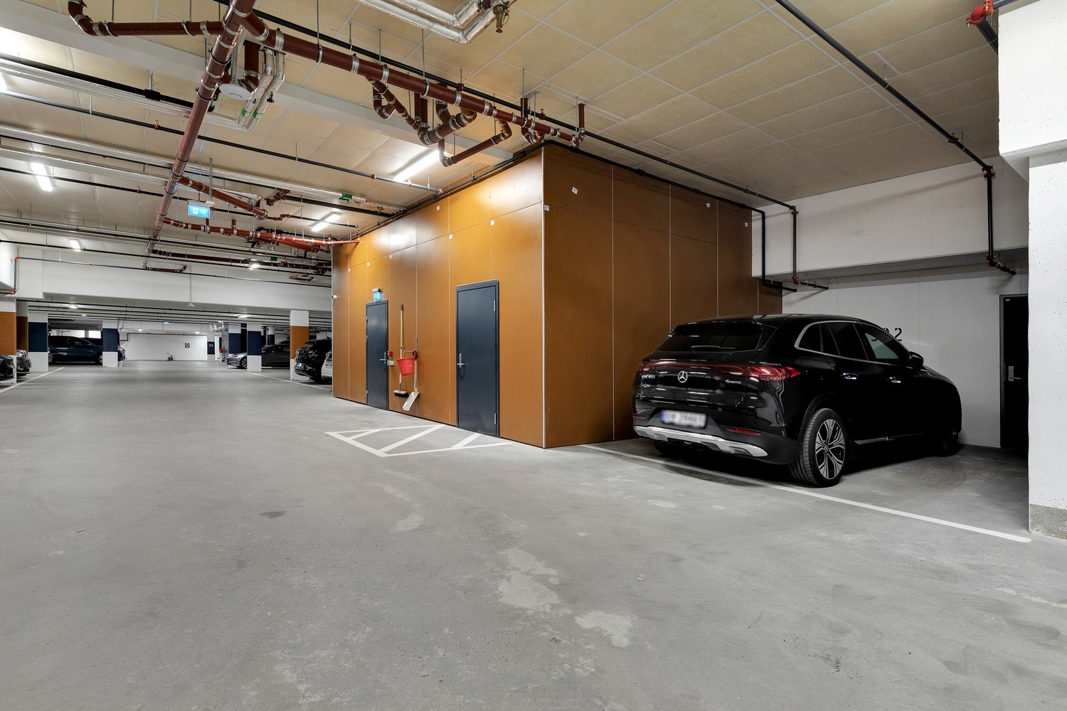 På denne parkeringen står bilen uten andre biler ved siden av seg. Den har også direkte adkomst til bod. Du kan ta heisen opp til leilighetens etasjeplan, enklere blir det ikke. Galleribilde