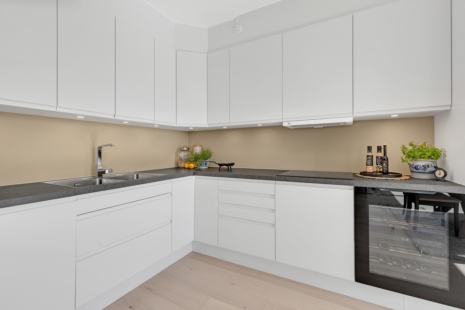 Innredningen har rikelig med skap og benkeplass og er utstyrt med moderne integrerte hvitevarer. Her kan vi nevne: Stekeovn, koketopp, vinskap, oppvaskmaskin og kjøleskap m/frys. Galleribilde