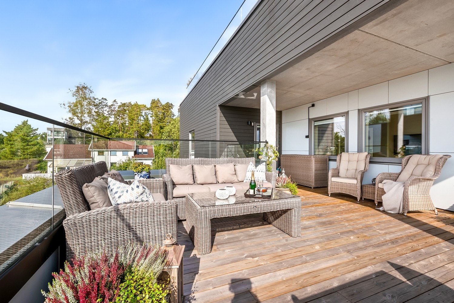 Den private terrassen er delvis overbygget noe som gjør at man også kan sitte ute en sommerdag med regnvær. Denne terrassen er så stor at her kan man ha flere sittegrupper avhengig av solforholdene. Galleribilde