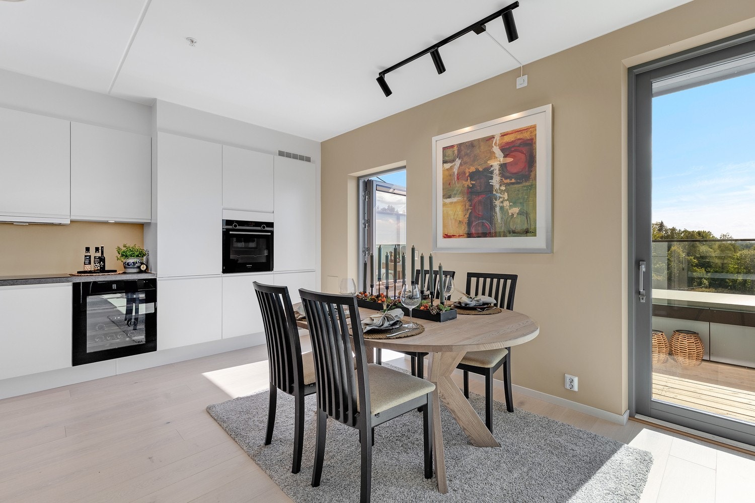 Det er delvis åpen kjøkkenløsning som har god plass til spisebord. Skal man invitere til middag er det også plass til å utvide med langbord. Galleribilde