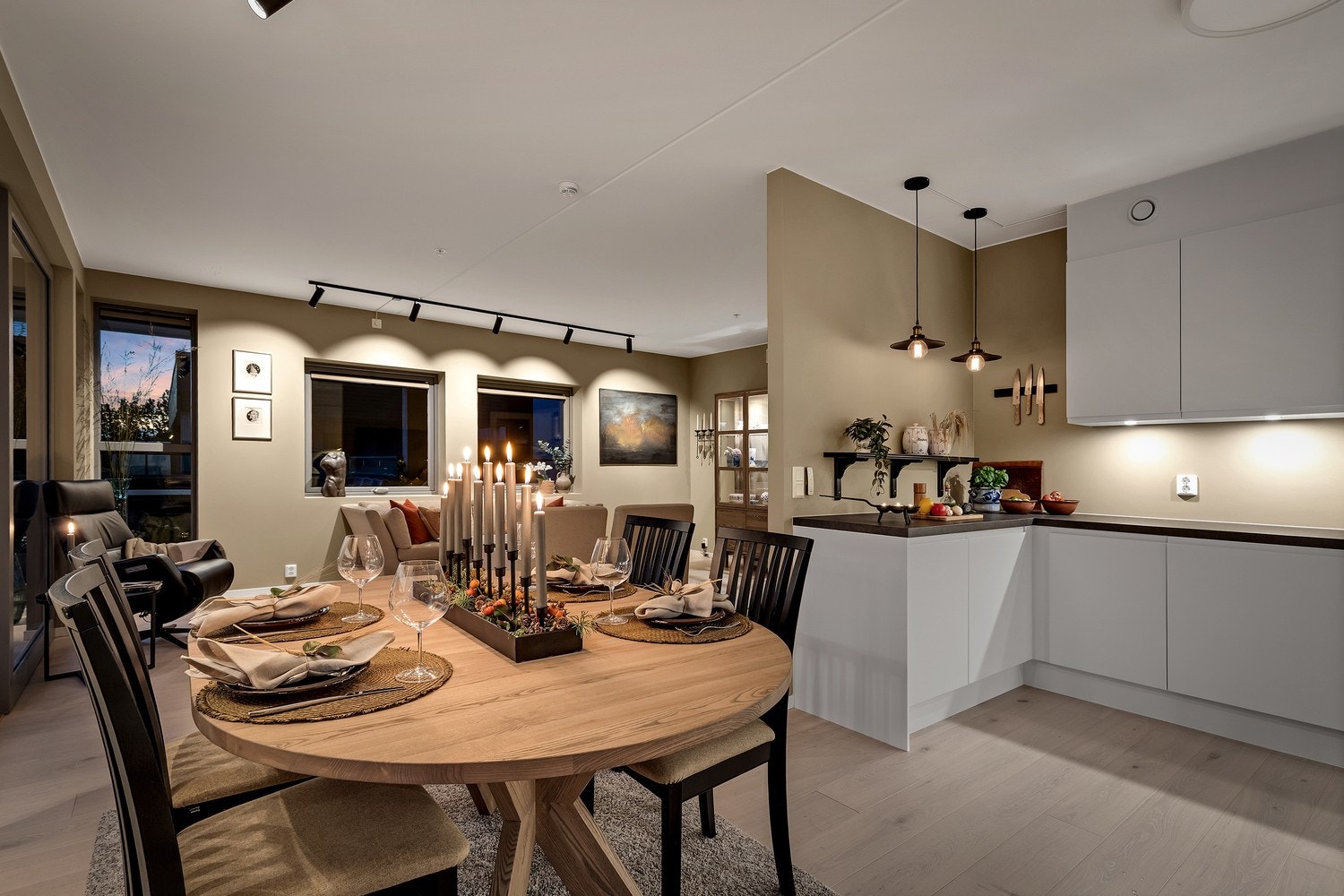 Eikelijordet 23 en nyere, lekker og luftig 4-roms selveierleiligheten som er en av "toppleilighetene" i dette boligprosjektet. Den ligger i idylliske omgivelser med en fantastisk utsikt mot Østensjøvannet ikke langt fra Ski sentrum. Galleribilde