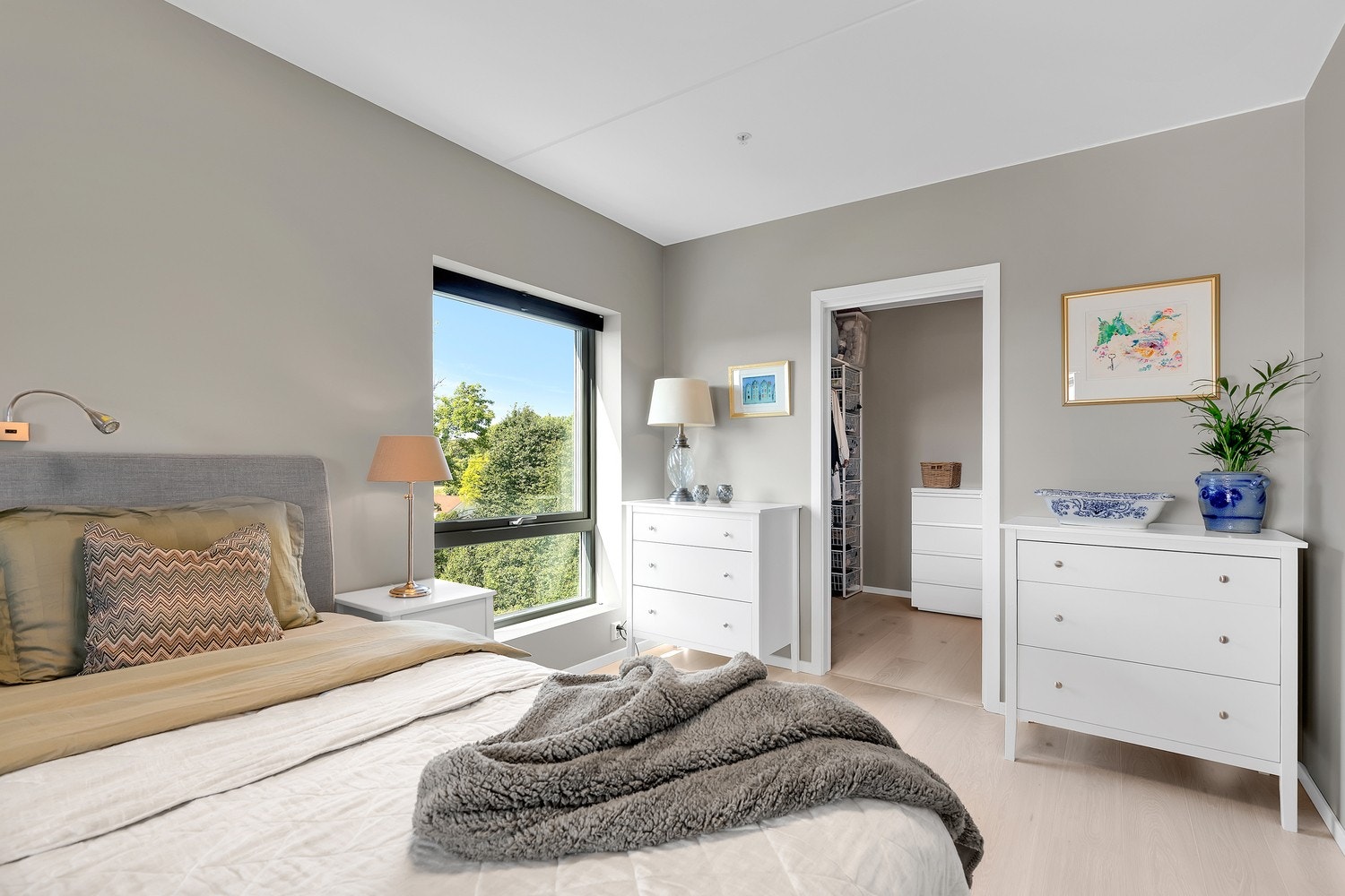 Walk-in closet hovedsoverom. Galleribilde