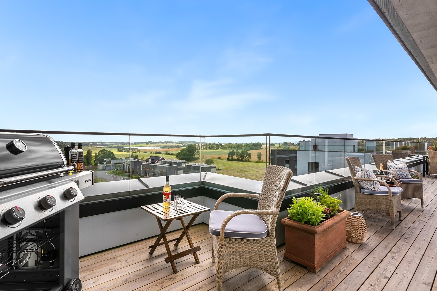 Her kan man nyte late sommerdager med fantastisk utsikt. Østensjøvannet sees i bakgrunnen. Galleribilde