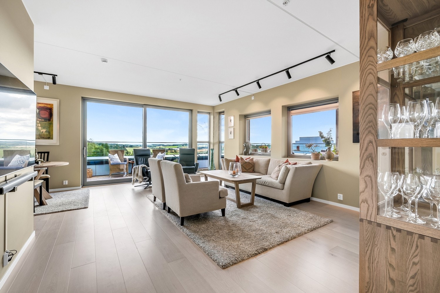 Leiligheten er fra 2023 og fremstår nærmest som ny. Det er en moderne leilighet med god takhøyde, listefritt tak og vinduer samt tidsriktig flis og fargevalg. Galleribilde