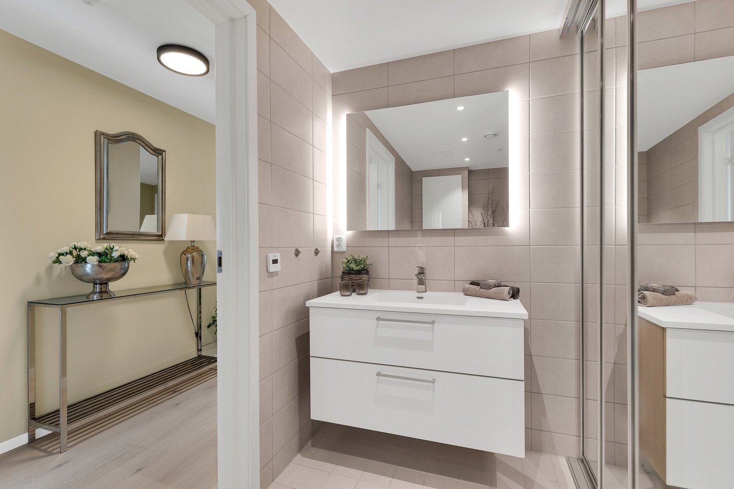 Leiligheten har 2 delikate og flislagte bad med behagelig varme i gulvet. Galleribilde