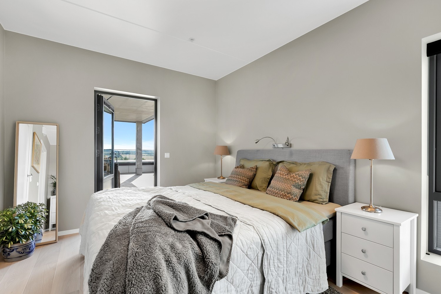 Leiligheten har 3 gode soverom. Hovedsoverommet er luksuriøst og her får du walk-in closet, direkte utgang til privat terrasse og "en suite" bad Galleribilde