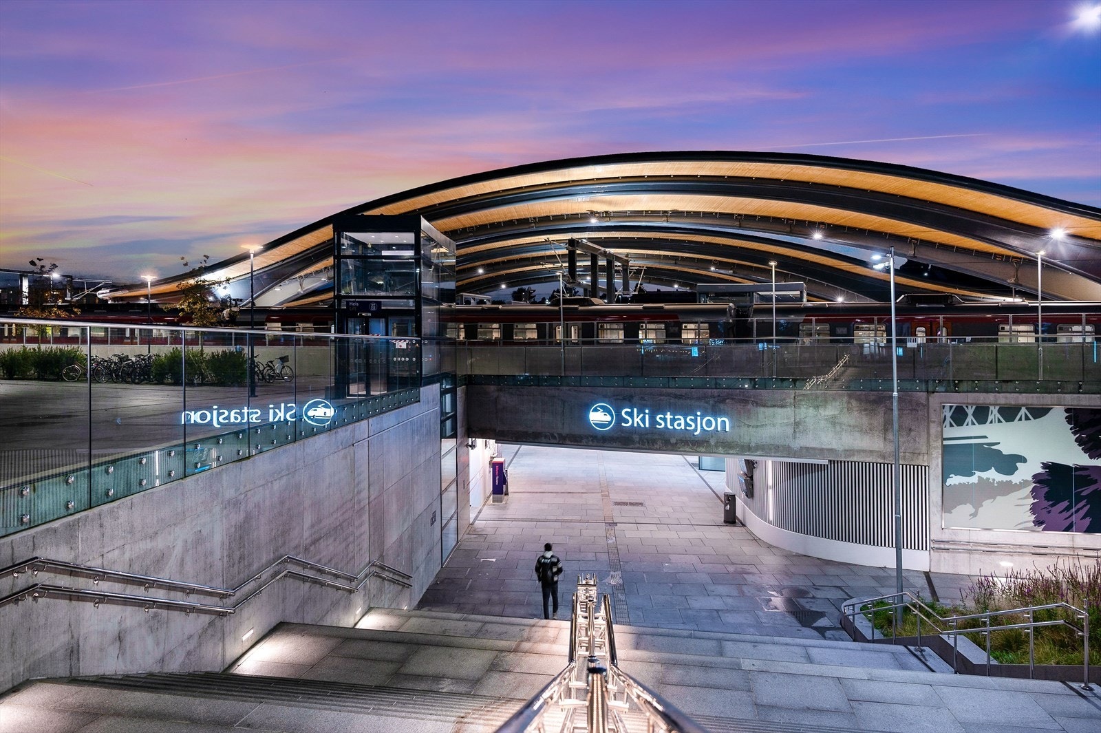 Det er kun 1,7 km inn til togstasjonen i Ski, hvor du kan benytte deg av trygge gang og sykkelveier hele strekningen. Er du blant dem som pendler til Oslo, vil du bruke 11 minutter med tog til hovedstaden med Follobanen. Galleribilde