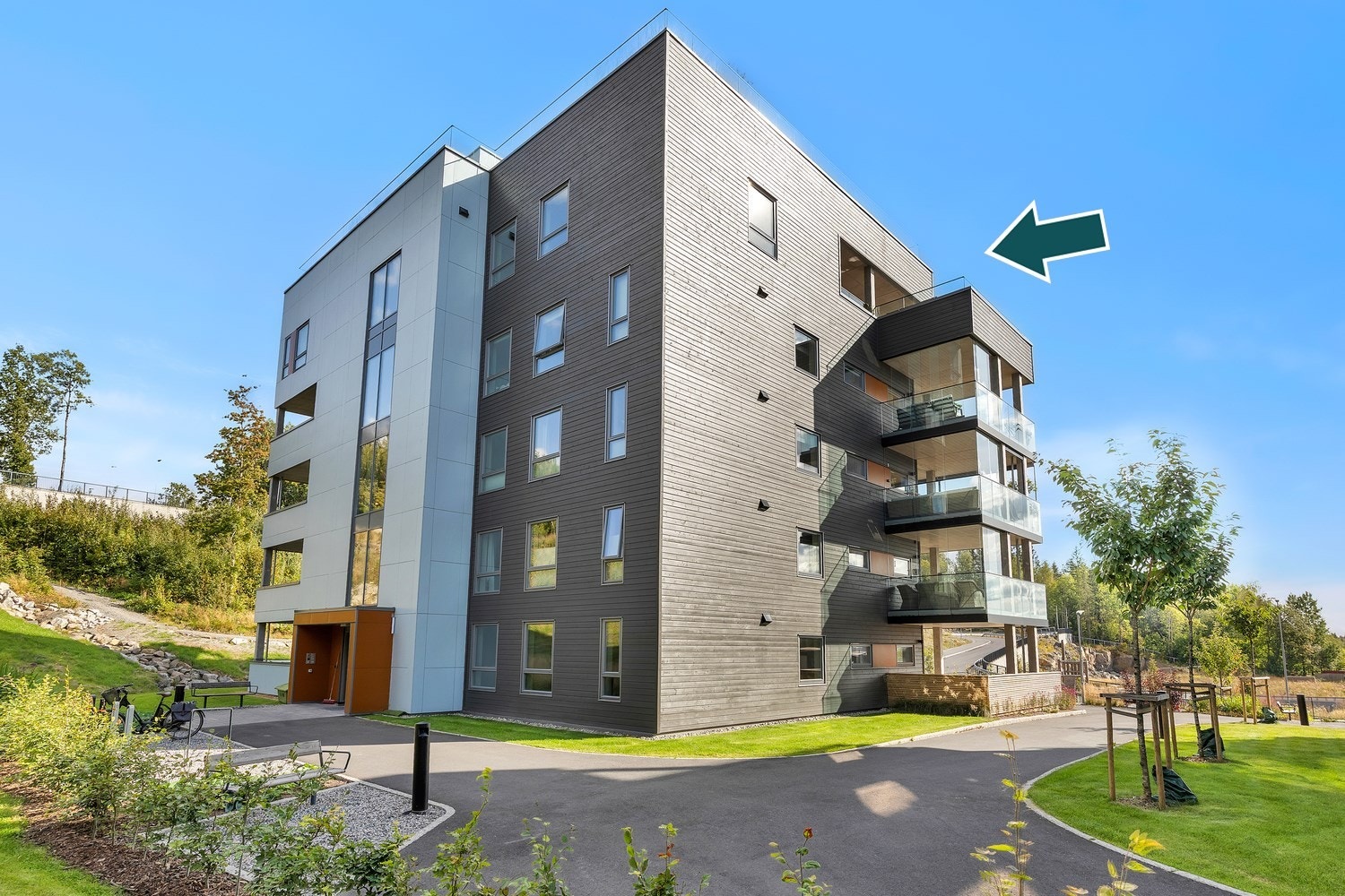 Eikelijordet er et flott boligprosjekt ca. 1.7 km fra Ski stasjon. Boligene fremstår som topp moderne og området er pent opparbeidet med luftige fellesområder, asfalterte internveier samt prydbusker og grønne plener. Galleribilde