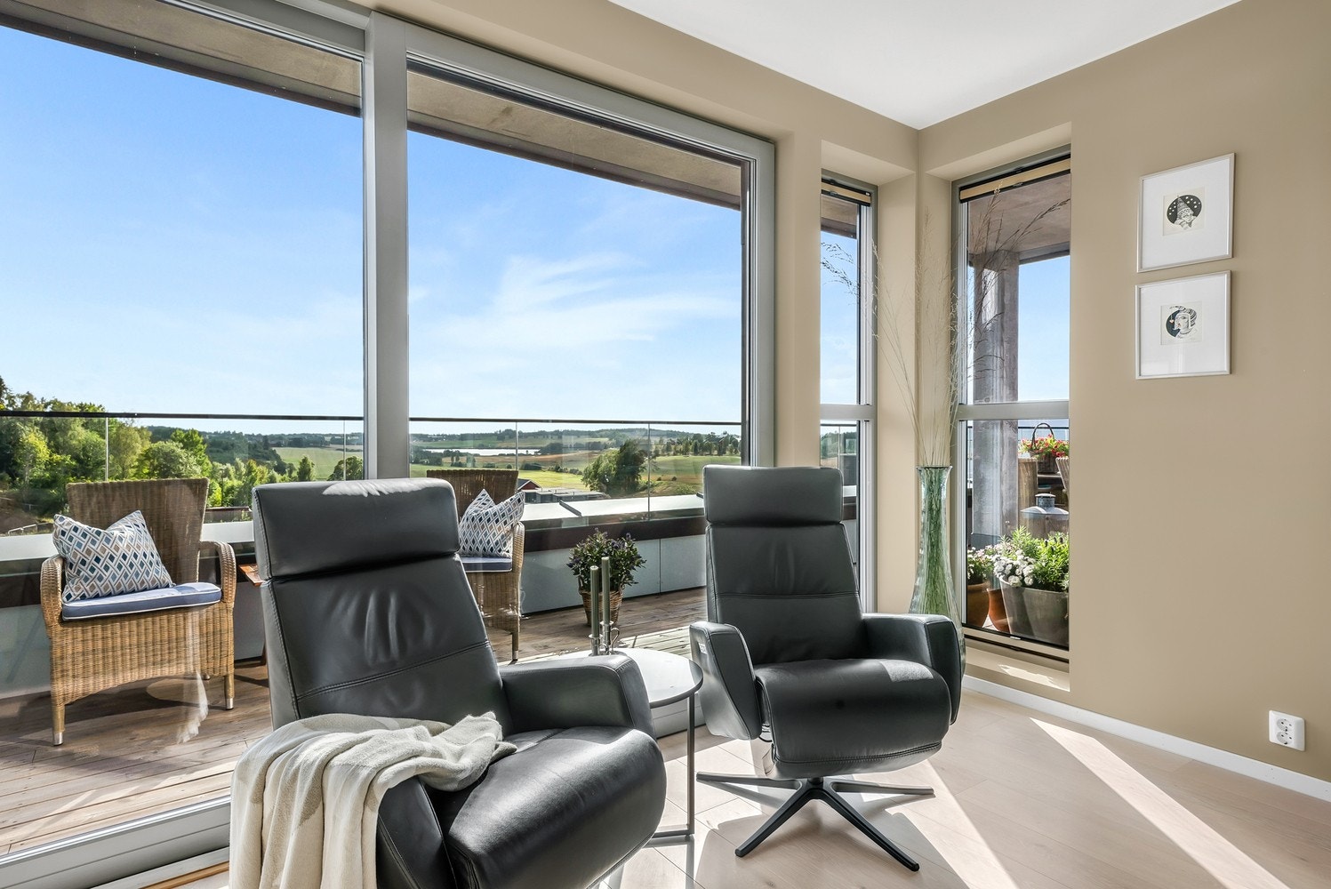 Det er godt med vindusflater i hele leiligheten som gjør leiligheten lys og trivelig. Galleribilde