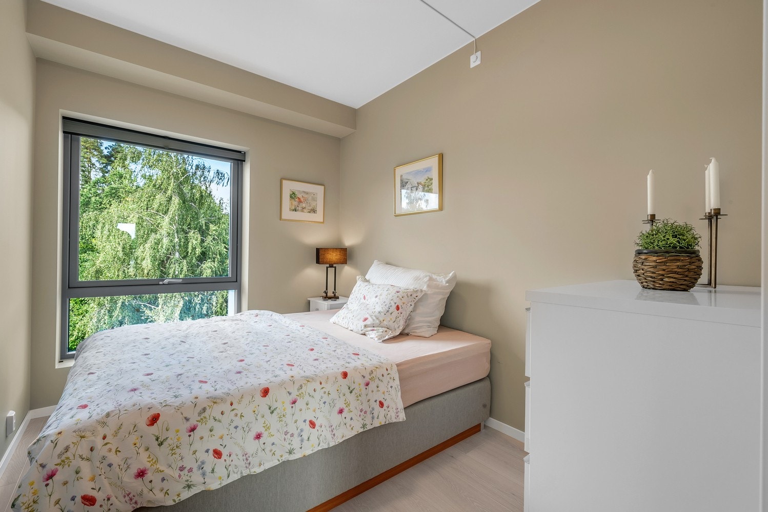 De to andre soverommene er også av god størrelse, og har god plass til senger og oppbevaringmøbler. Galleribilde