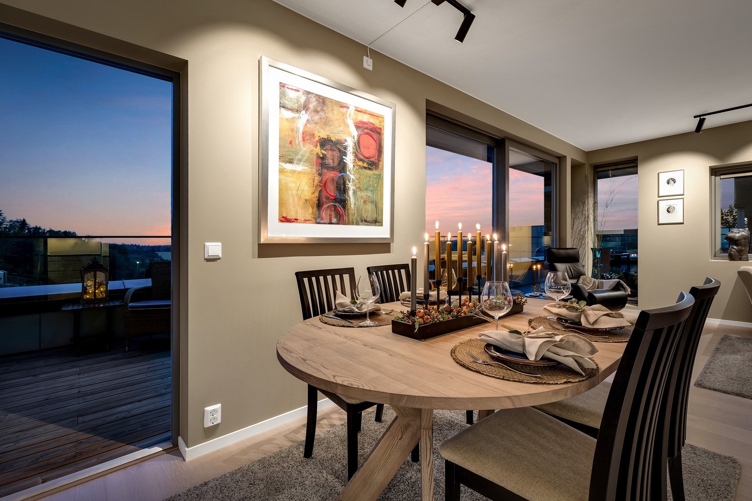 Fra kjøkkenet er det utgang til en herlig terrasse på hele 51 kvm, som er en fin forlengelse av stuen i sommerhalvåret. Galleribilde