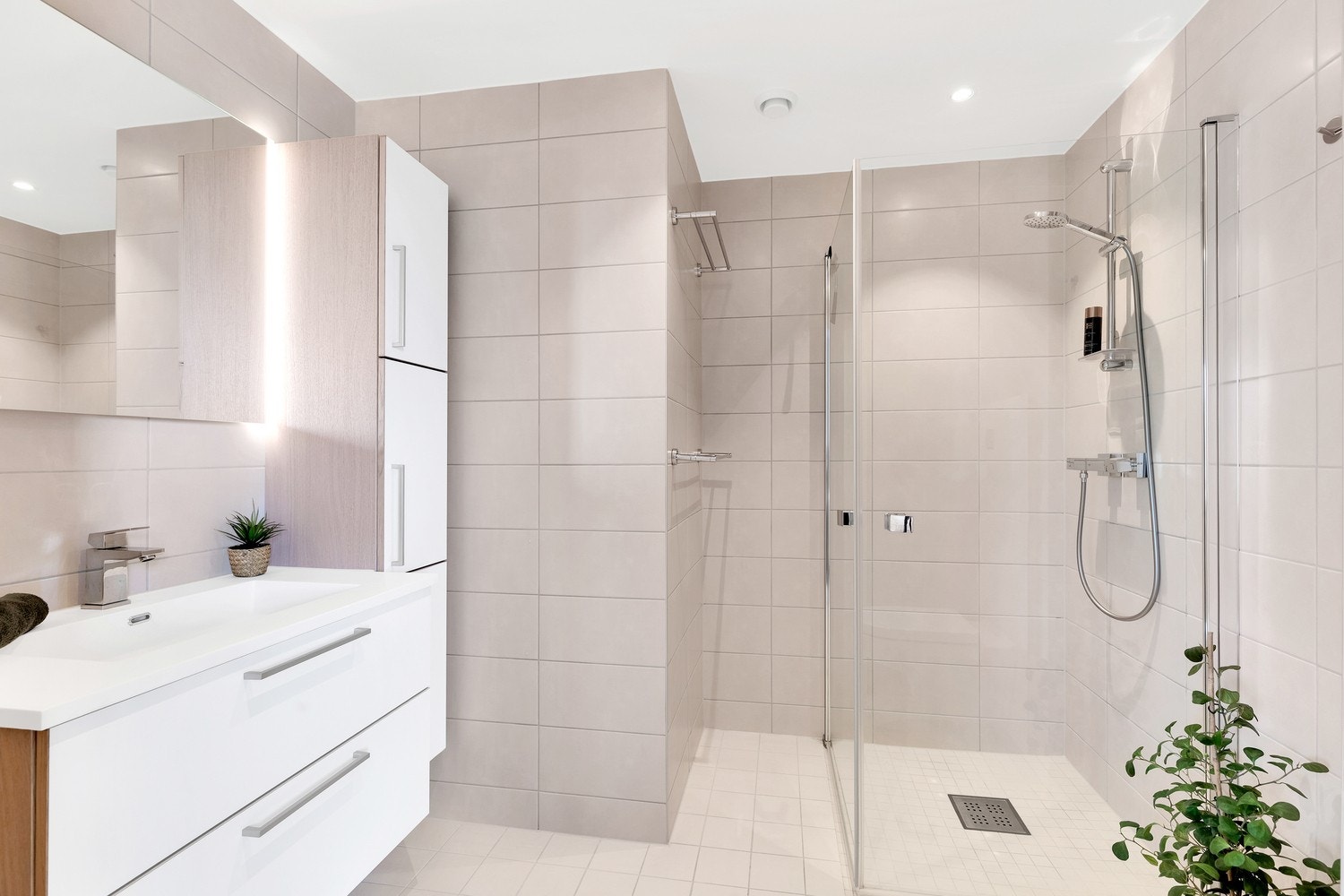 Badet er utført i samme stil som hovedbadet og inneholder servant, dusjhjørne og vegghengt toalett. Galleribilde