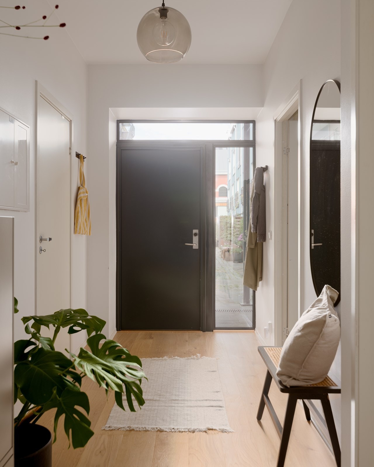 Boligen ligger innerst i den lukkede bakgården, og har har egen inngang, rett fra bakkeplan. Den lyse entrèen gir et hyggelig førsteinntrykk, og har god plass til oppbevaring av sko, yttertøy etc. Galleribilde