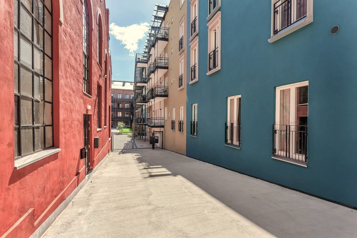 Borettslagets bakgård er lukket med port og kodelås. Galleribilde
