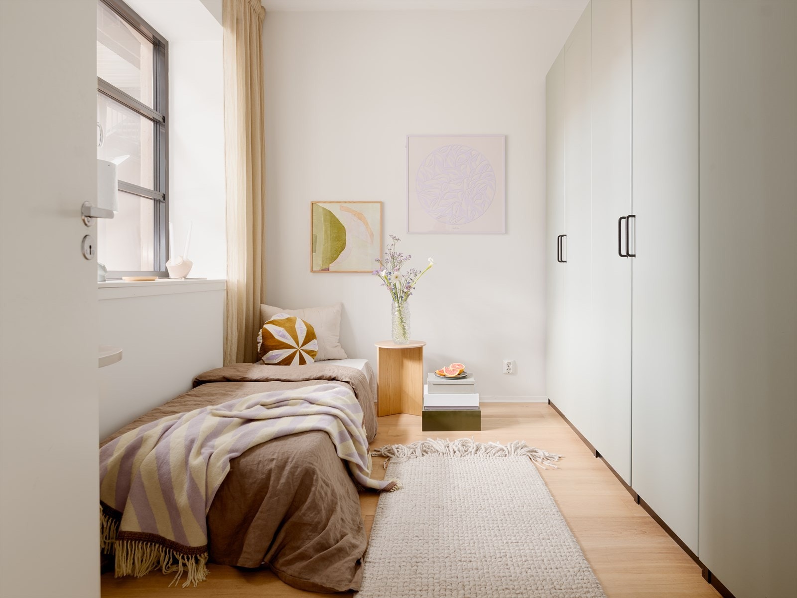 Soverom nummer to, med garderobe langs den ene langveggen, samt plass til seng og kontorpult. Galleribilde