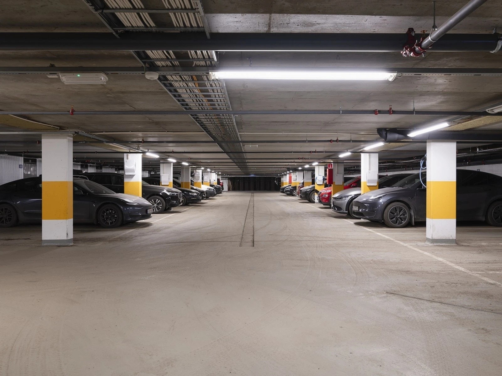 Det er garasje under bygget med mulighet for å leie eller kjøpe P-plass. Galleribilde