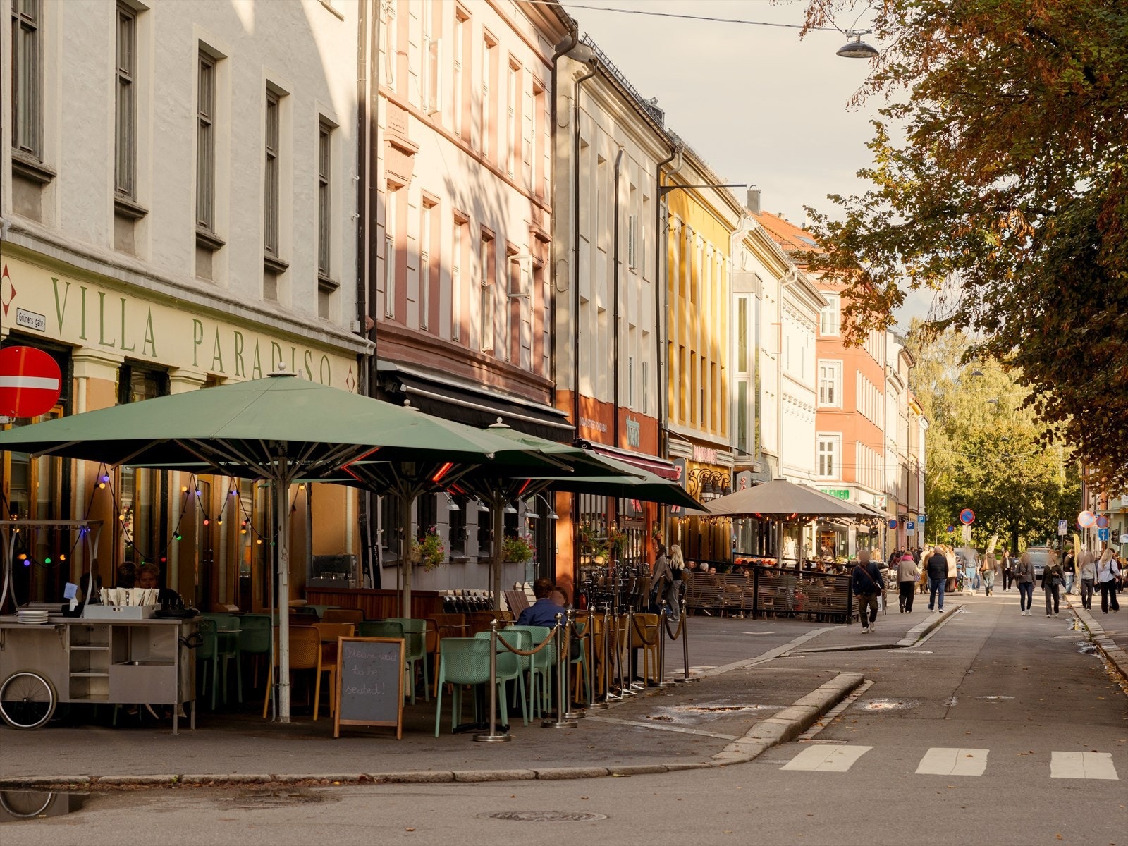 Grünerløkka er i dag kjent for sitt kulturliv og kulturscener. I tillegg har Grünerløkka små kaféer, populære barer, og restauranter med smaker fra hele verden. Galleribilde
